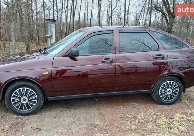 Красный ВАЗ 2172 Priora, объемом двигателя 1.6 л и пробегом 289 тыс. км за 2550 $, фото 1 на Automoto.ua