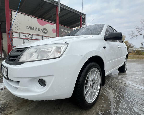 Белый ВАЗ 2190 Гранта, объемом двигателя 1.6 л и пробегом 170 тыс. км за 3500 $, фото 1 на Automoto.ua