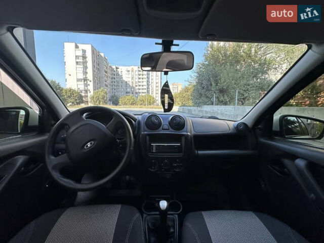 Белый ВАЗ 2190 Гранта, объемом двигателя 1.6 л и пробегом 75 тыс. км за 5000 $, фото 1 на Automoto.ua