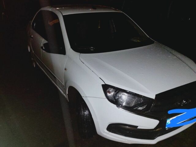 Белый ВАЗ Гранта, объемом двигателя 1 л и пробегом 190 тыс. км за 3000 $, фото 1 на Automoto.ua