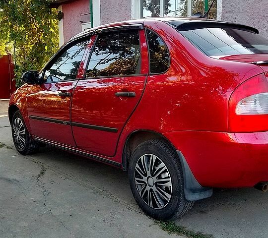 Красный ВАЗ Kalina, объемом двигателя 1.6 л и пробегом 205 тыс. км за 2800 $, фото 1 на Automoto.ua