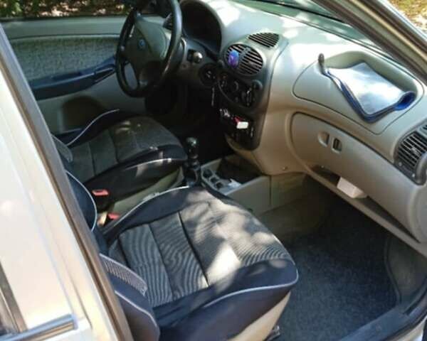 Серый ВАЗ Калина, объемом двигателя 1.6 л и пробегом 200 тыс. км за 2000 $, фото 1 на Automoto.ua