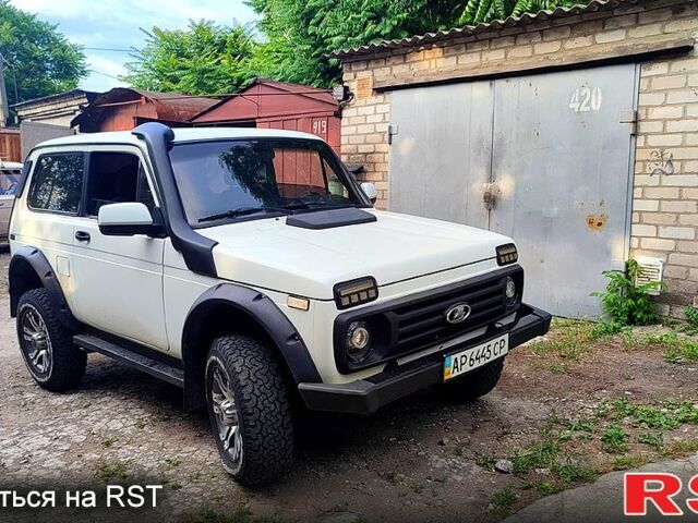 Белый ВАЗ Нива, объемом двигателя 1.6 л и пробегом 300 тыс. км за 4000 $, фото 1 на Automoto.ua