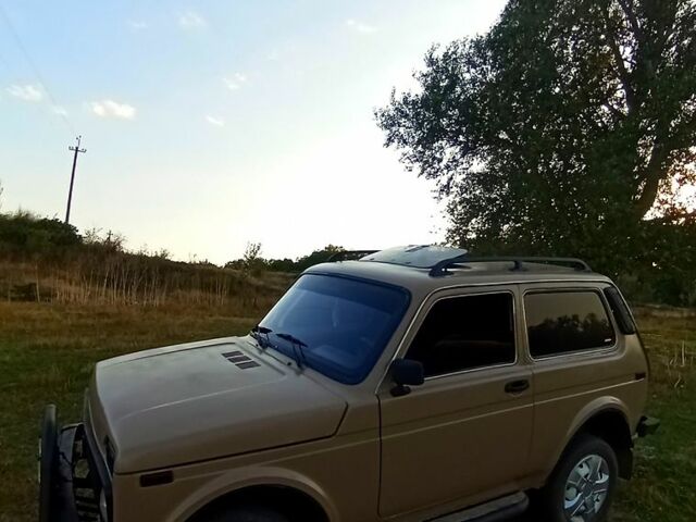 Бежевый ВАЗ Нива, объемом двигателя 1.7 л и пробегом 150 тыс. км за 2000 $, фото 1 на Automoto.ua