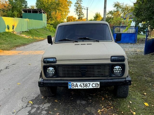 Бежевый ВАЗ Нива, объемом двигателя 1.6 л и пробегом 180 тыс. км за 3000 $, фото 1 на Automoto.ua