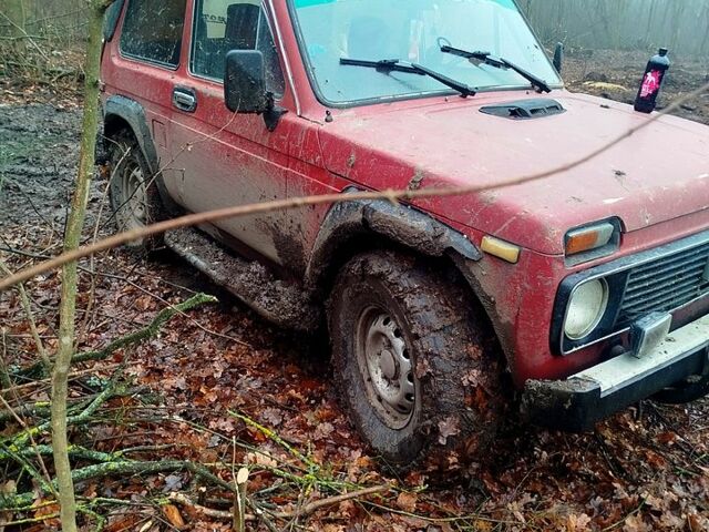 Красный ВАЗ Нива, объемом двигателя 1.6 л и пробегом 100 тыс. км за 1650 $, фото 1 на Automoto.ua