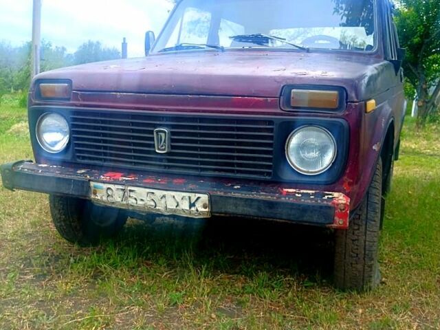 Красный ВАЗ Нива, объемом двигателя 1.6 л и пробегом 300 тыс. км за 1050 $, фото 1 на Automoto.ua