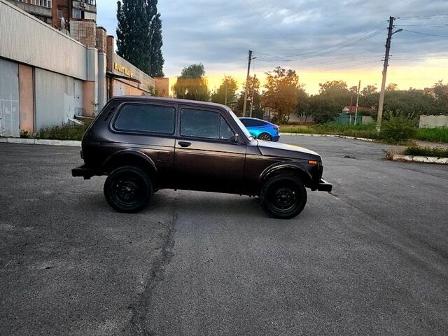 Красный ВАЗ Нива, объемом двигателя 1.6 л и пробегом 0 тыс. км за 1100 $, фото 1 на Automoto.ua