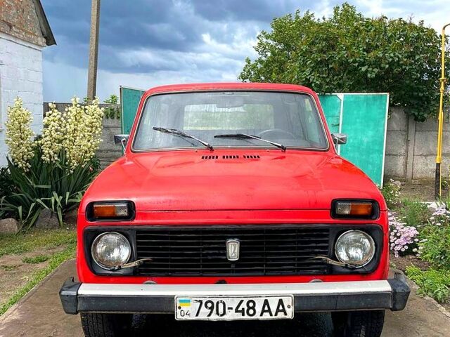Червоний ВАЗ Нива, об'ємом двигуна 1.6 л та пробігом 250 тис. км за 3000 $, фото 1 на Automoto.ua
