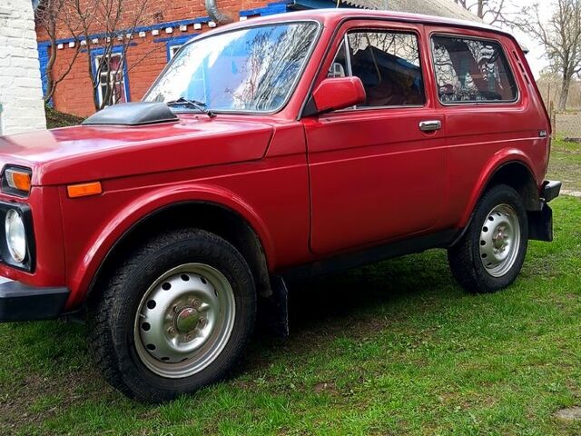 Красный ВАЗ Нива, объемом двигателя 1.7 л и пробегом 60 тыс. км за 2700 $, фото 1 на Automoto.ua