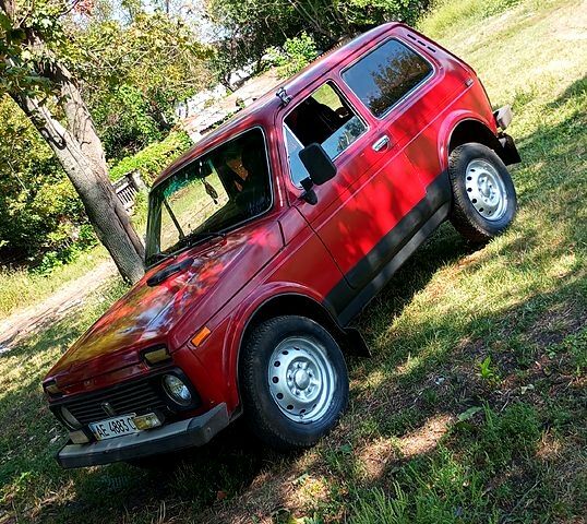 Червоний ВАЗ Нива, об'ємом двигуна 1.7 л та пробігом 111 тис. км за 2000 $, фото 1 на Automoto.ua