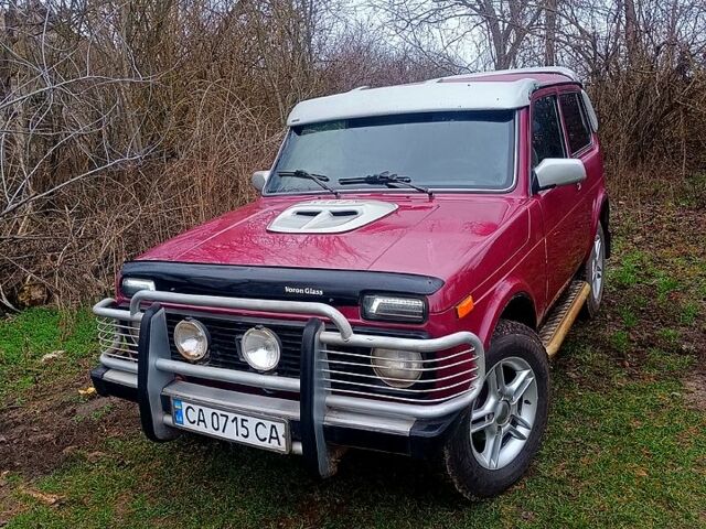 Красный ВАЗ Нива, объемом двигателя 1.7 л и пробегом 250 тыс. км за 3200 $, фото 1 на Automoto.ua