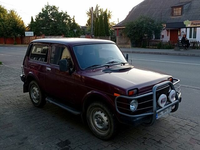 Красный ВАЗ Нива, объемом двигателя 1.7 л и пробегом 130 тыс. км за 3500 $, фото 1 на Automoto.ua
