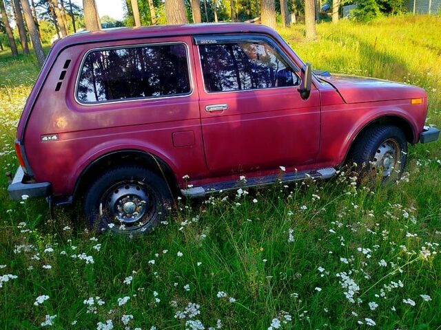 Красный ВАЗ Нива, объемом двигателя 1.7 л и пробегом 115 тыс. км за 2400 $, фото 1 на Automoto.ua