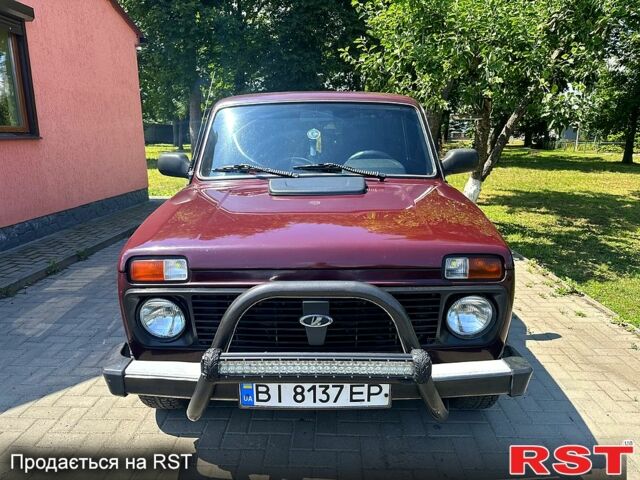 Красный ВАЗ Нива, объемом двигателя 1.7 л и пробегом 190 тыс. км за 3800 $, фото 1 на Automoto.ua