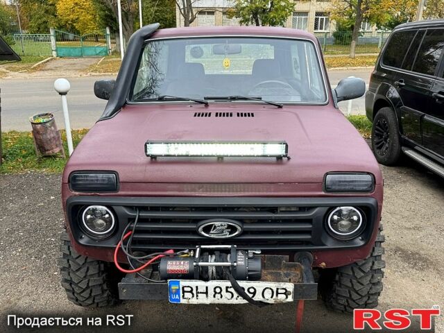Красный ВАЗ Нива, объемом двигателя 1.7 л и пробегом 245 тыс. км за 3800 $, фото 1 на Automoto.ua