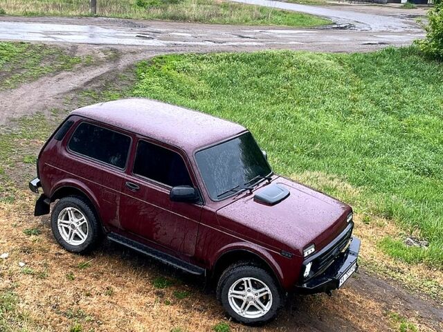 Красный ВАЗ Нива, объемом двигателя 1.7 л и пробегом 180 тыс. км за 4600 $, фото 1 на Automoto.ua