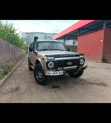 Сірий ВАЗ Нива, об'ємом двигуна 1.6 л та пробігом 180 тис. км за 3200 $, фото 1 на Automoto.ua