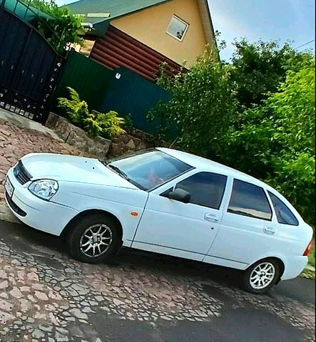 Белый ВАЗ Priora, объемом двигателя 1.6 л и пробегом 161 тыс. км за 2450 $, фото 1 на Automoto.ua