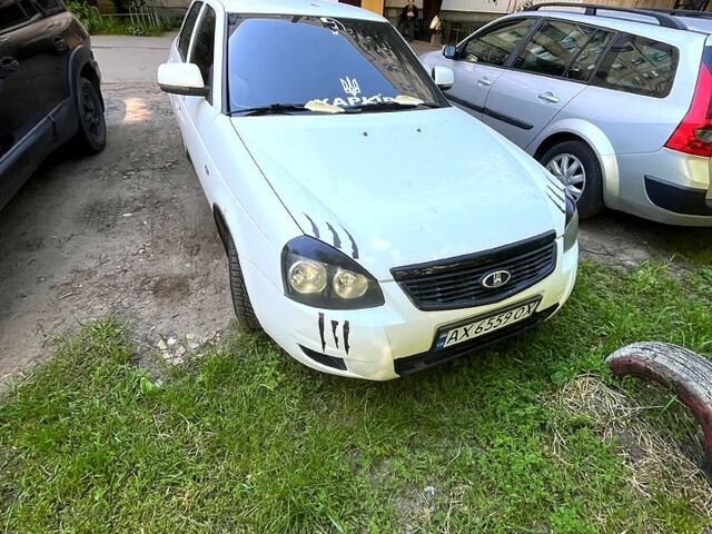 Белый ВАЗ Priora, объемом двигателя 1.6 л и пробегом 130 тыс. км за 2700 $, фото 1 на Automoto.ua