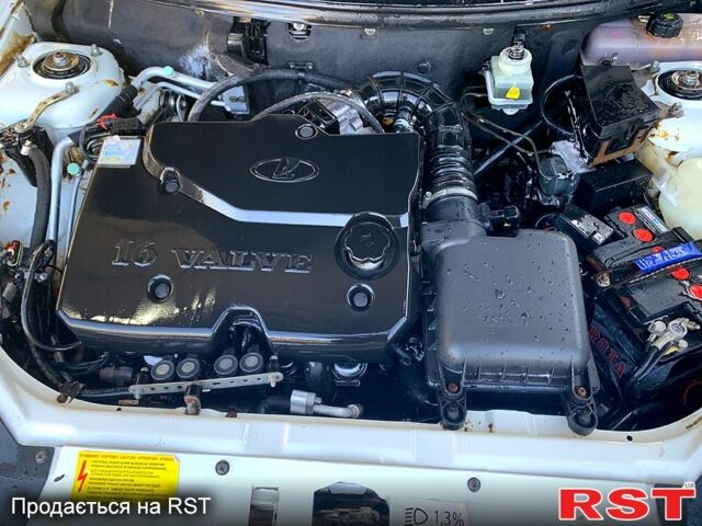 Белый ВАЗ Priora, объемом двигателя 1.6 л и пробегом 243 тыс. км за 3450 $, фото 1 на Automoto.ua