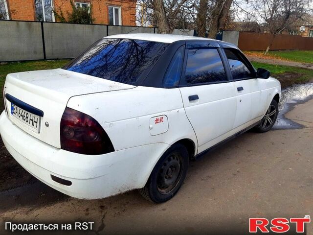 Белый ВАЗ Priora, объемом двигателя 1.6 л и пробегом 337 тыс. км за 2130 $, фото 1 на Automoto.ua