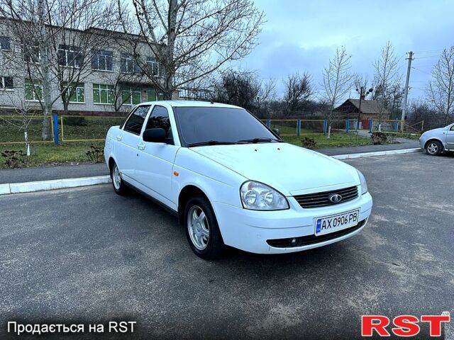 Белый ВАЗ Priora, объемом двигателя 1.6 л и пробегом 145 тыс. км за 3100 $, фото 1 на Automoto.ua