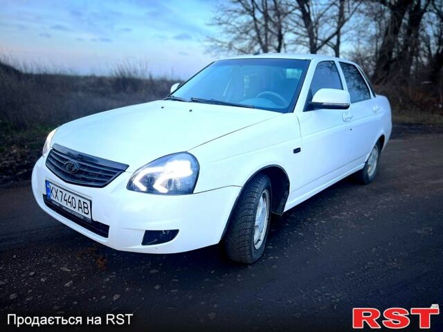 Белый ВАЗ Priora, объемом двигателя 1.6 л и пробегом 280 тыс. км за 3500 $, фото 1 на Automoto.ua