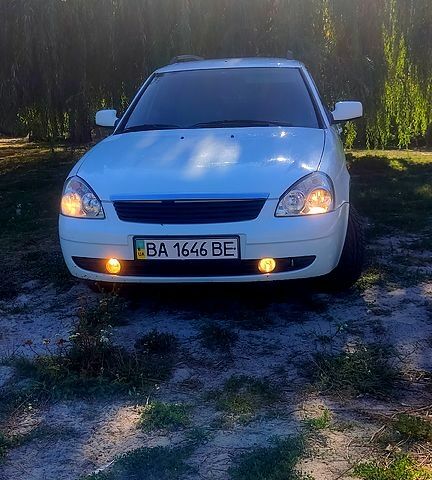 Белый ВАЗ Priora, объемом двигателя 1.6 л и пробегом 142 тыс. км за 2700 $, фото 1 на Automoto.ua