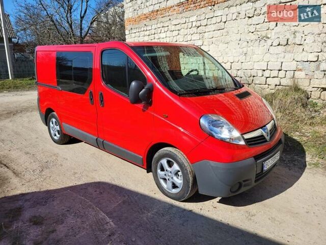 Красный Воксхолл Vivaro, объемом двигателя 2 л и пробегом 230 тыс. км за 12200 $, фото 1 на Automoto.ua