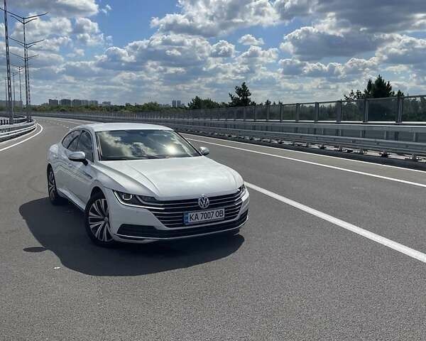 Белый Фольксваген Arteon, объемом двигателя 2 л и пробегом 155 тыс. км за 30555 $, фото 1 на Automoto.ua