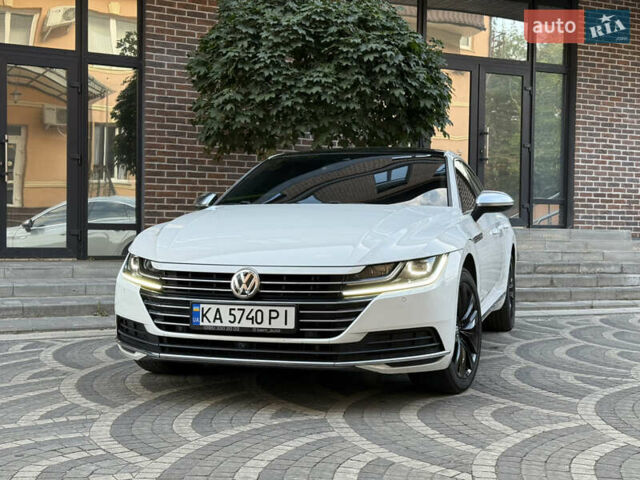 Белый Фольксваген Arteon, объемом двигателя 2 л и пробегом 154 тыс. км за 27600 $, фото 1 на Automoto.ua