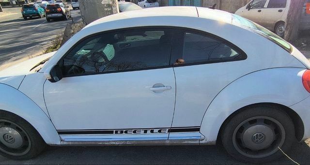 Белый Фольксваген Битл, объемом двигателя 2.5 л и пробегом 120 тыс. км за 10300 $, фото 1 на Automoto.ua