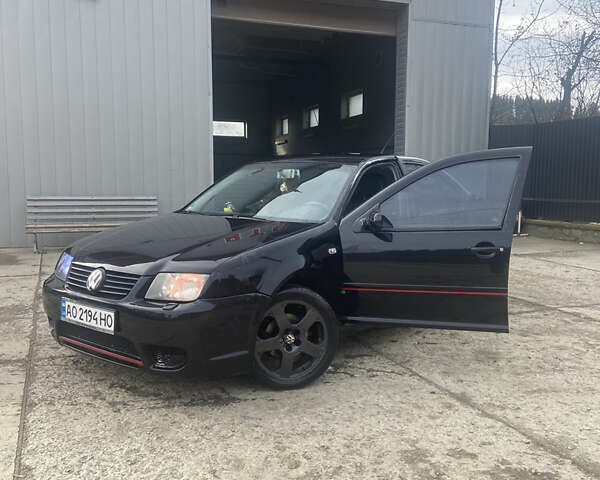 Черный Фольксваген Бора, объемом двигателя 1.6 л и пробегом 300 тыс. км за 4500 $, фото 1 на Automoto.ua