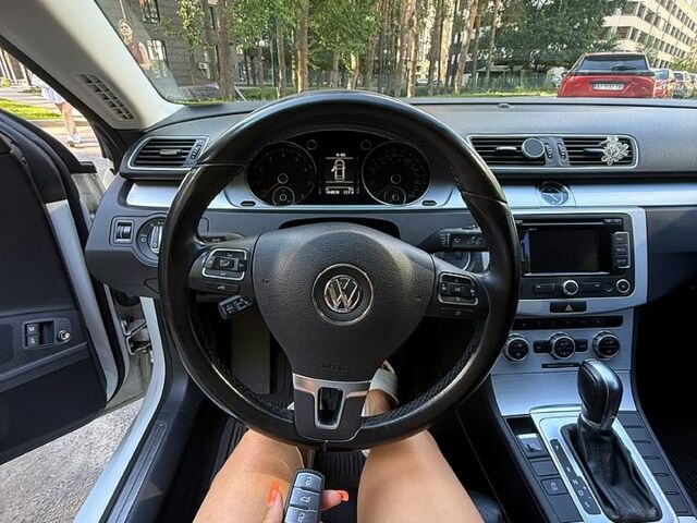 Белый Фольксваген CC, объемом двигателя 2 л и пробегом 106 тыс. км за 12500 $, фото 1 на Automoto.ua