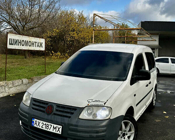 Белый Фольксваген Кадди, объемом двигателя 1.6 л и пробегом 295 тыс. км за 4200 $, фото 1 на Automoto.ua