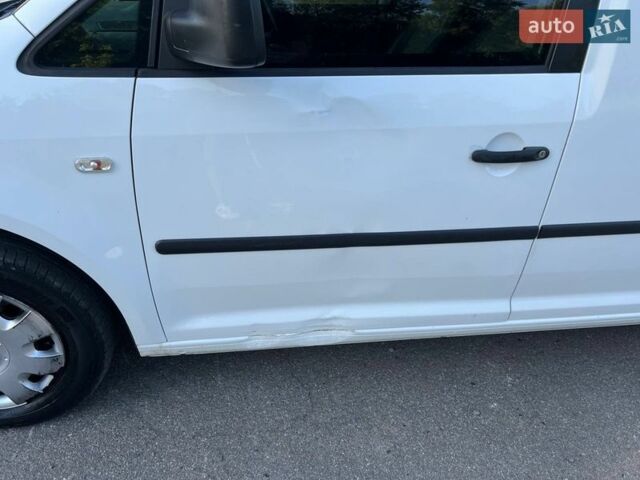 Белый Фольксваген Кадди, объемом двигателя 1.2 л и пробегом 295 тыс. км за 5500 $, фото 1 на Automoto.ua