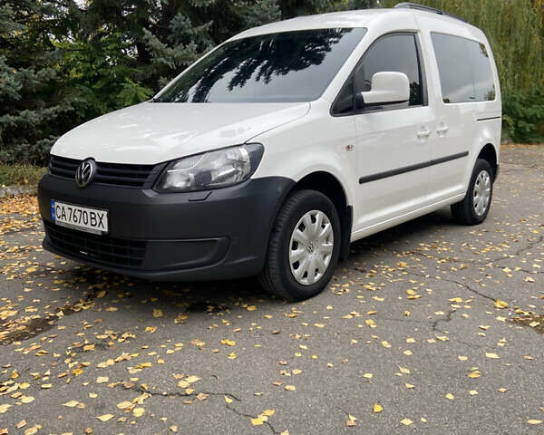 Белый Фольксваген Кадди, объемом двигателя 1.6 л и пробегом 261 тыс. км за 11400 $, фото 1 на Automoto.ua