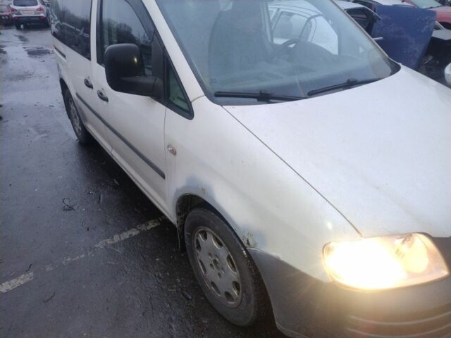 Білий Фольксваген Кадді, об'ємом двигуна 1.5 л та пробігом 240 тис. км за 1888 $, фото 1 на Automoto.ua