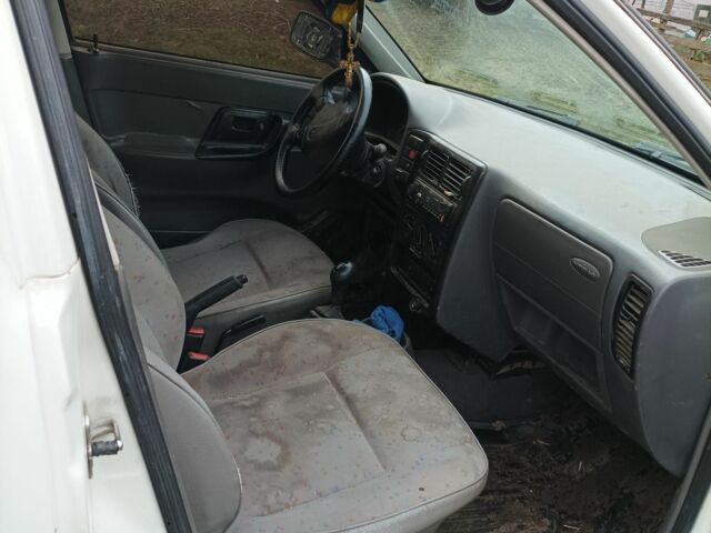 Белый Фольксваген Кадди, объемом двигателя 1 л и пробегом 263 тыс. км за 1000 $, фото 1 на Automoto.ua