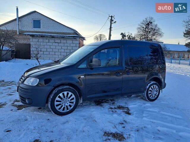 Черный Фольксваген Кадди, объемом двигателя 1.6 л и пробегом 207 тыс. км за 8950 $, фото 1 на Automoto.ua