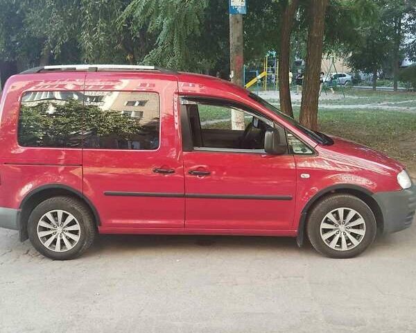 Красный Фольксваген Кадди, объемом двигателя 1.6 л и пробегом 287 тыс. км за 7600 $, фото 1 на Automoto.ua
