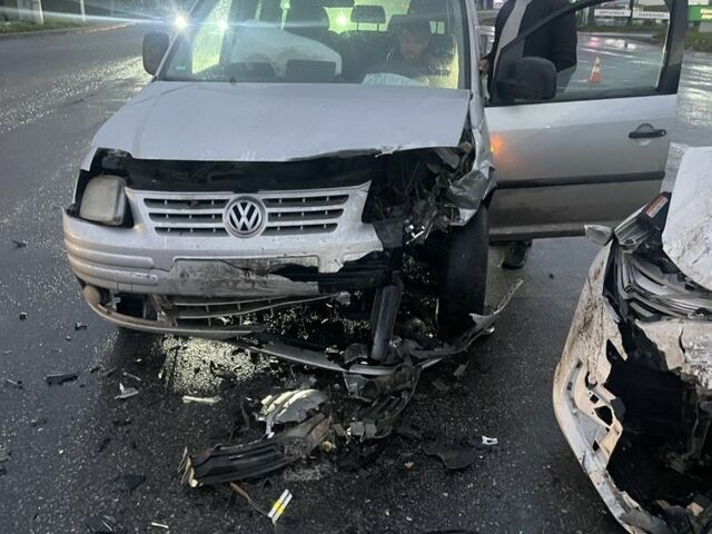 Сірий Фольксваген Кадді, об'ємом двигуна 1.6 л та пробігом 295 тис. км за 2400 $, фото 1 на Automoto.ua