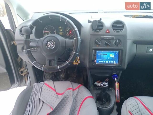 Серый Фольксваген Кадди, объемом двигателя 1.6 л и пробегом 200 тыс. км за 11000 $, фото 1 на Automoto.ua