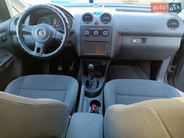 Серый Фольксваген Кадди, объемом двигателя 1.6 л и пробегом 280 тыс. км за 10000 $, фото 1 на Automoto.ua