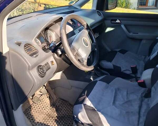 Синий Фольксваген Кадди, объемом двигателя 1.6 л и пробегом 311 тыс. км за 5500 $, фото 1 на Automoto.ua