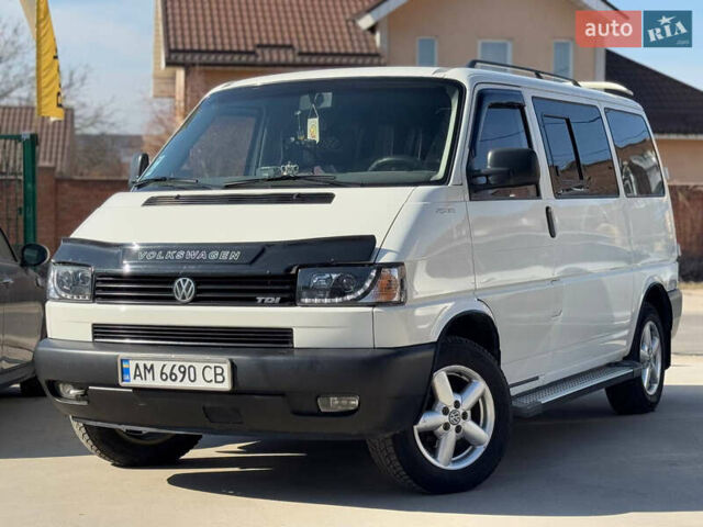 Белый Фольксваген Каравелла, объемом двигателя 2.5 л и пробегом 350 тыс. км за 8600 $, фото 1 на Automoto.ua