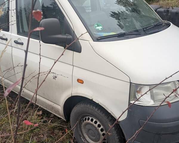 Белый Фольксваген Каравелла, объемом двигателя 2.5 л и пробегом 370 тыс. км за 6000 $, фото 1 на Automoto.ua