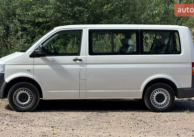 Белый Фольксваген Каравелла, объемом двигателя 2.5 л и пробегом 269 тыс. км за 10399 $, фото 1 на Automoto.ua