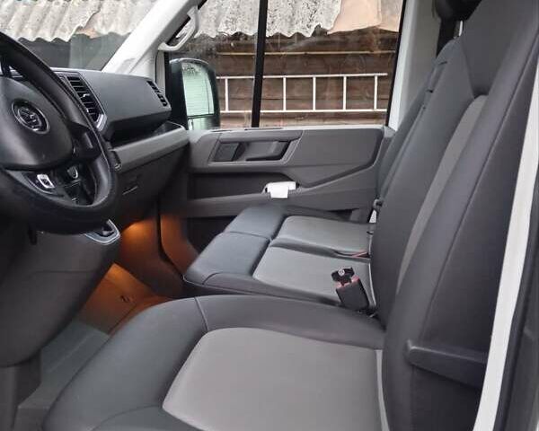 Белый Фольксваген Каравелла, объемом двигателя 2 л и пробегом 250 тыс. км за 30000 $, фото 1 на Automoto.ua